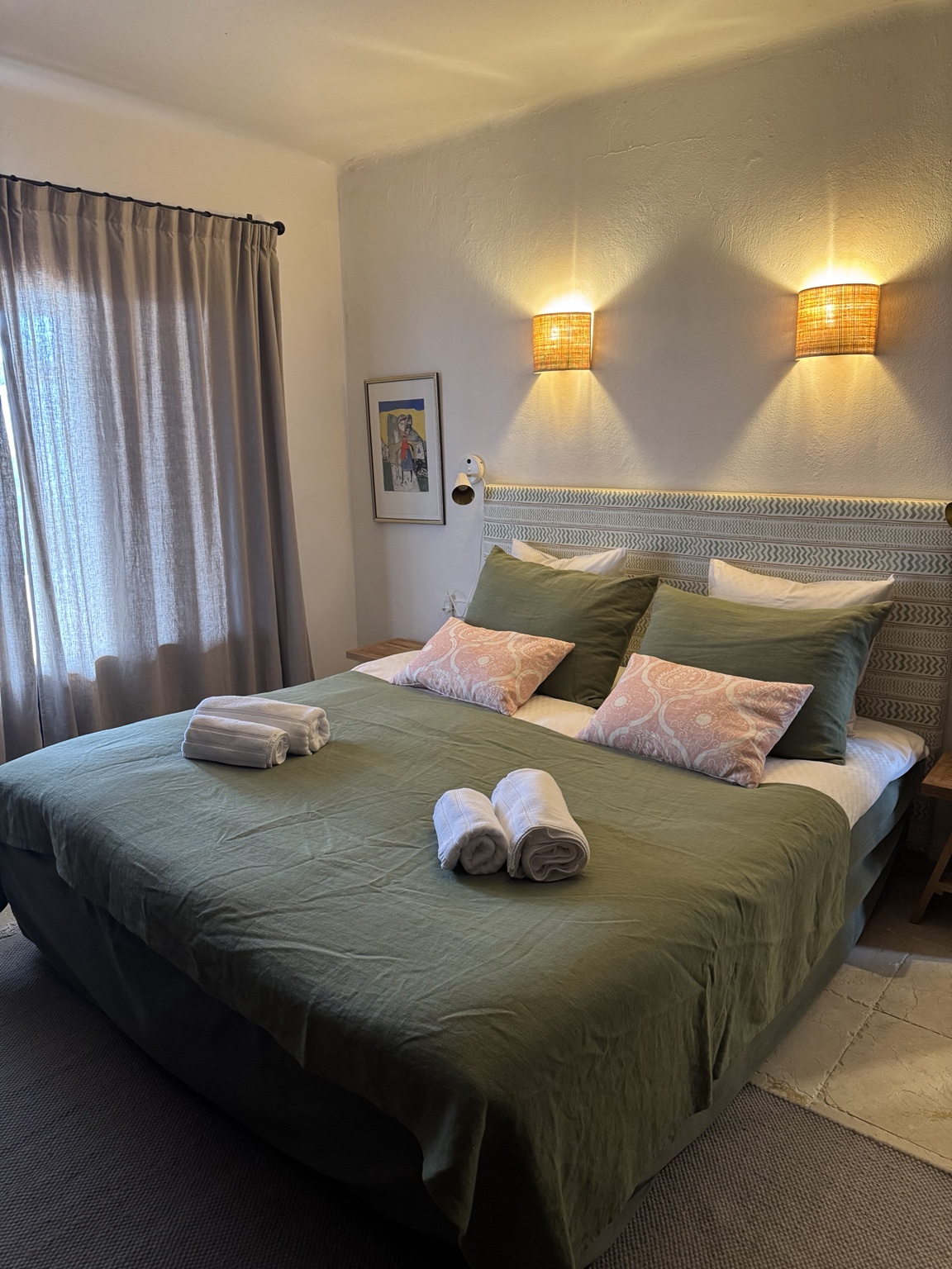 Dormitorio limpio con cama y toallas preparadas