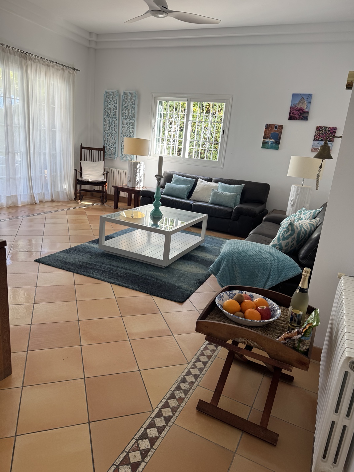 Salón limpio y ordenado preparado por Brillex